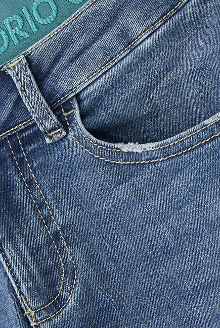 بنطال جينز بحزام خصر بشعار الماركة للأطفال
